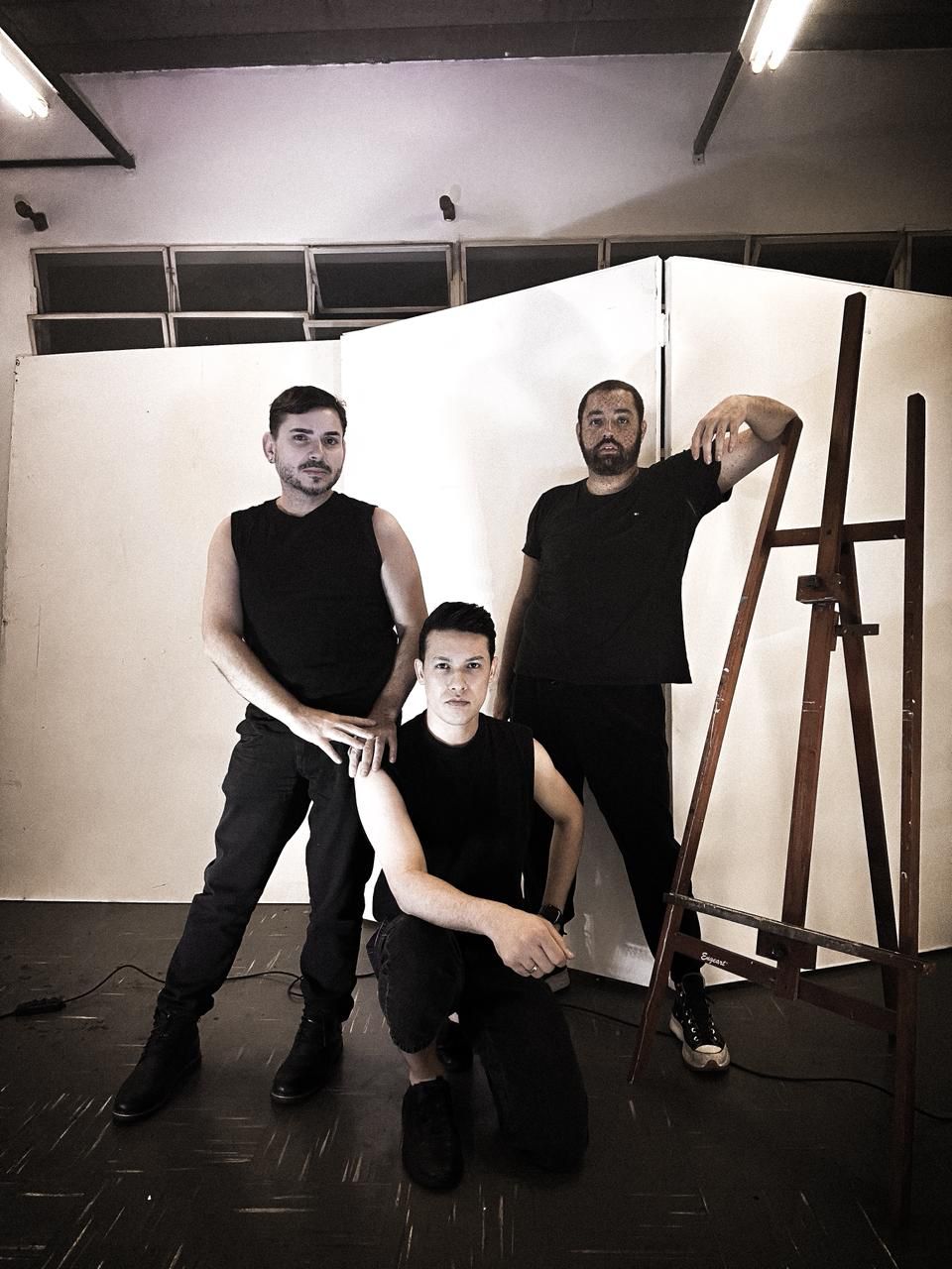 Espetáculo gratuito 'Além da Amizade' aborda identidade e aceitação no Teatro Alfredo Mesquita