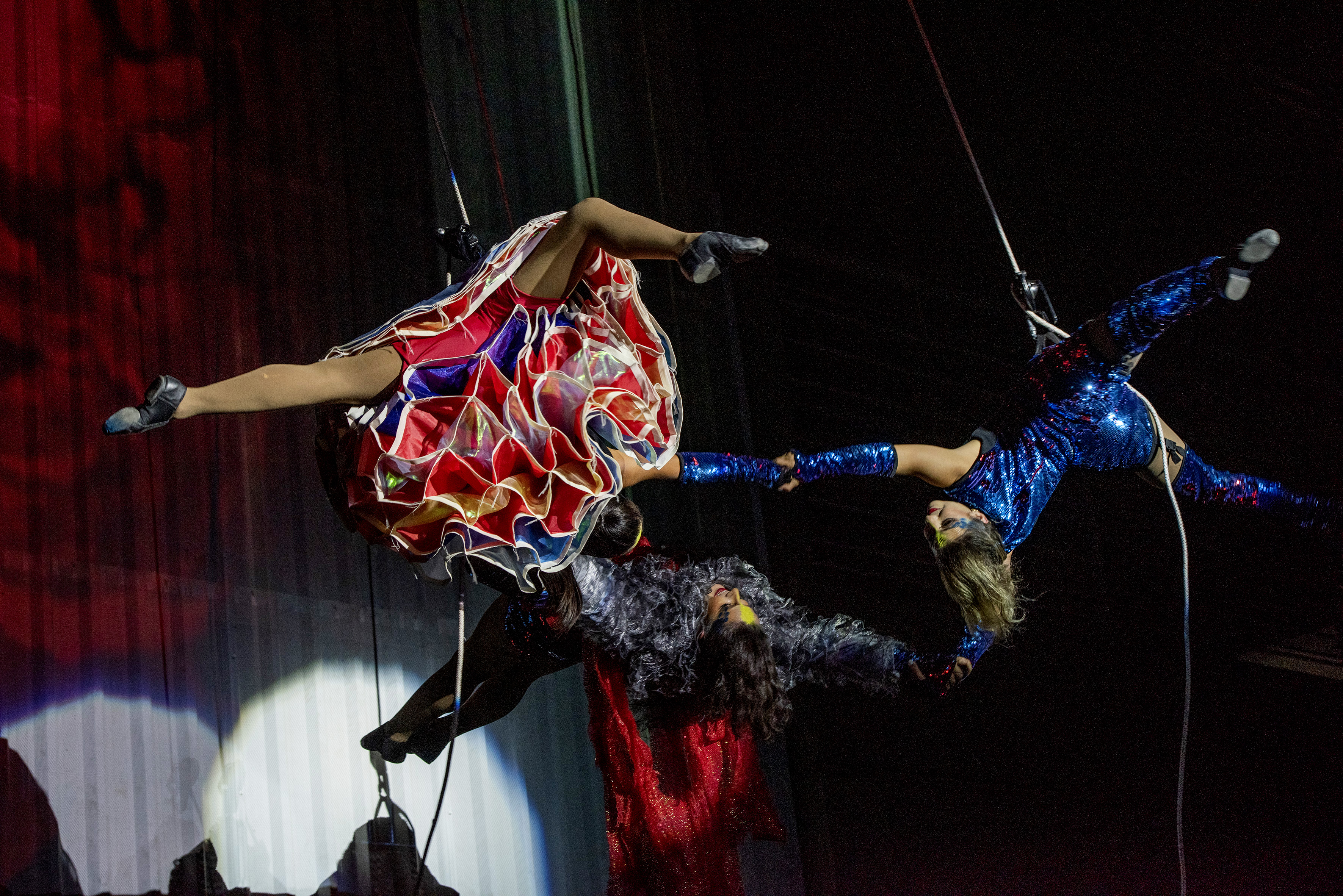 Espetáculo de dança vertical 'Correnteza' transforma fachada do CEU Vila Alpina em rio