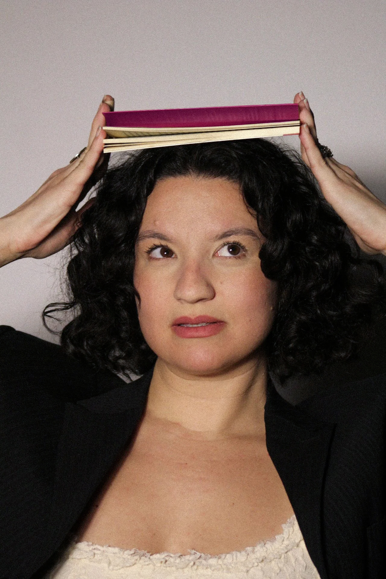 Carolina Romano celebra carreira com retorno de 'Exausta, em cena' em SP e lançamento de livro, seguida por apresentação na Alemanha
