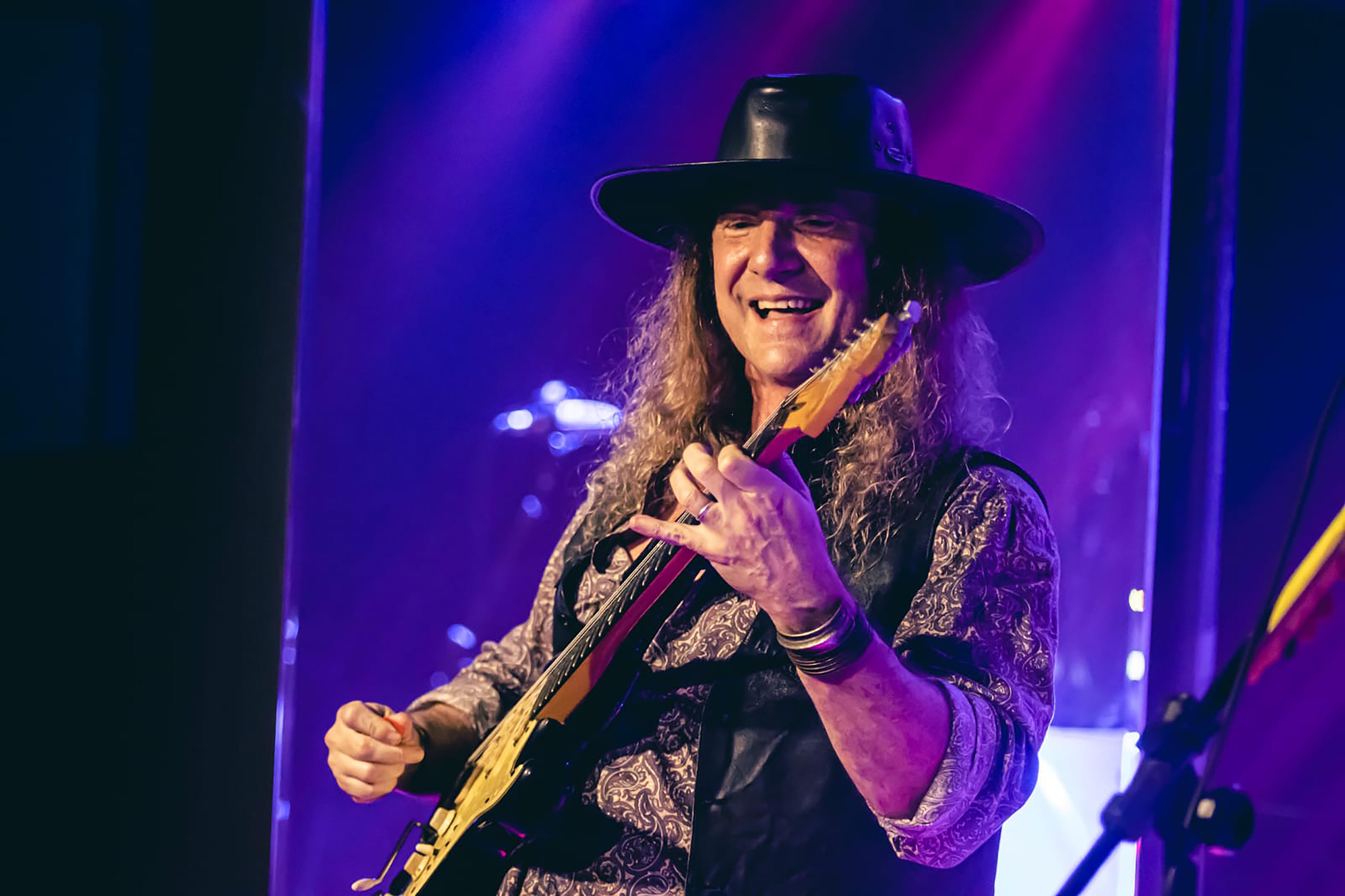 Fábio Rizental homenageia Milton Nascimento, Djavan e Luiz Melodia em show “Três Rosas Negras”