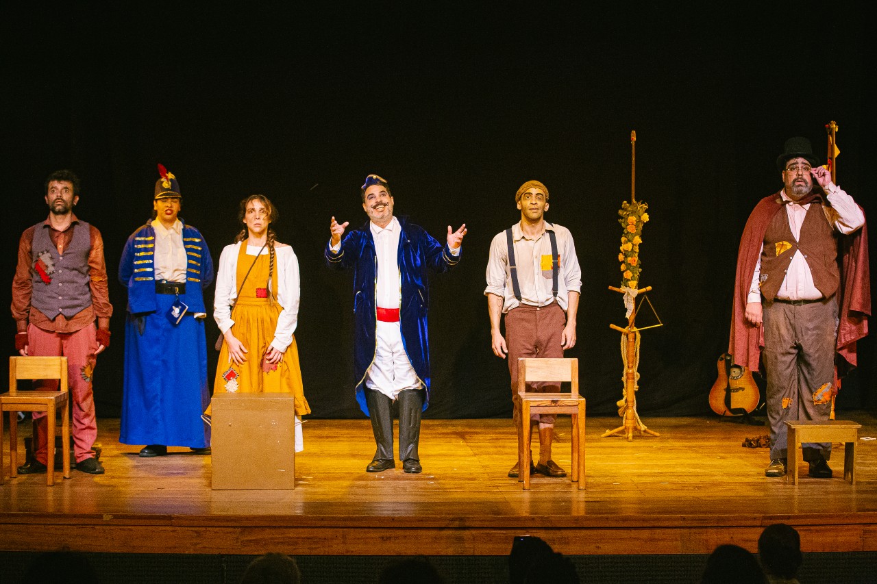 Os Mendigos e o Pato do Imperador combina máscaras e acrobacias no Teatro Laura Alvim