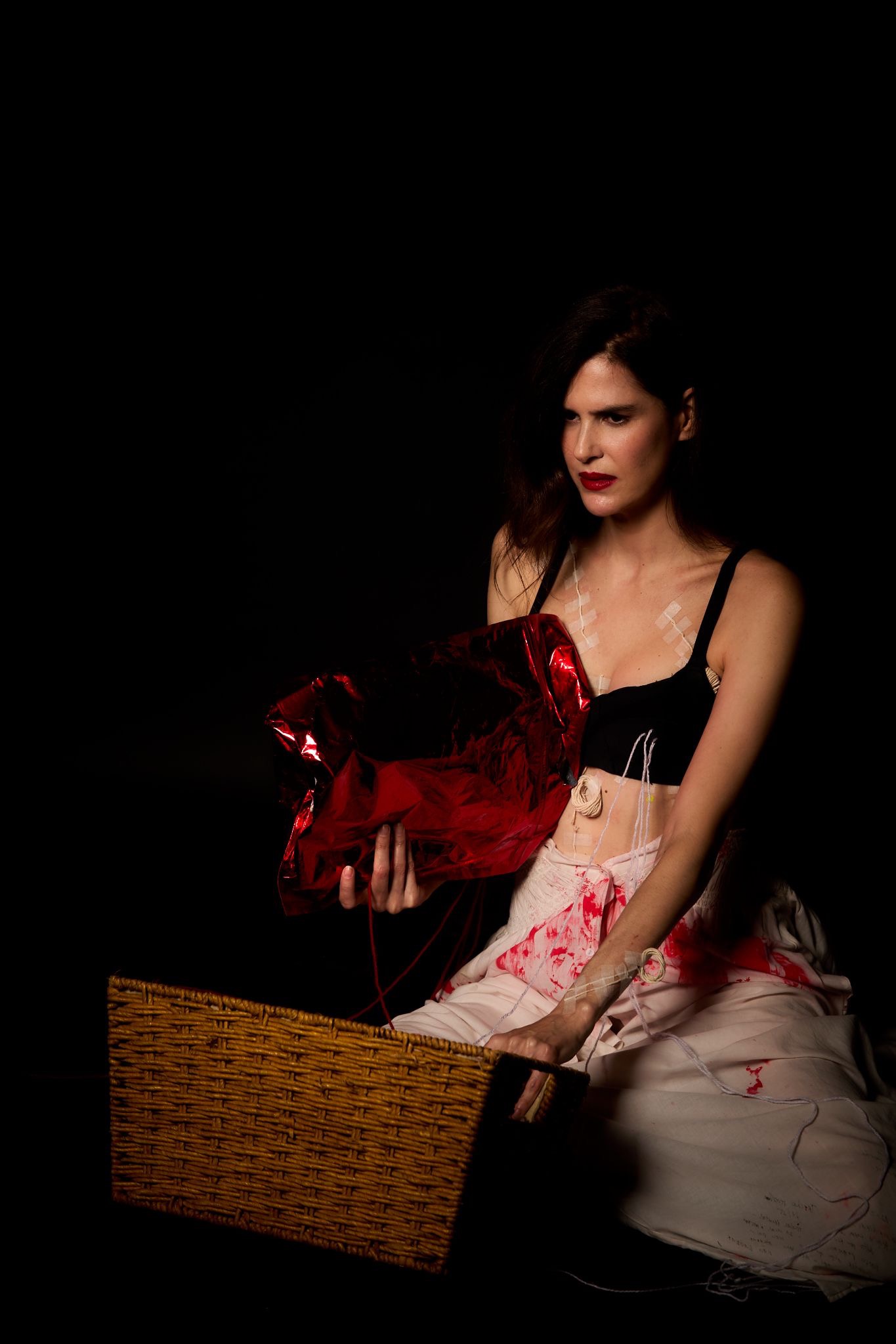 Luiza Mariani estreia solo autoral dirigido por Bia Lessa no Teatro Poeira
