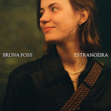 Bruna Foss lança EP de estreia 'Estrangeira' e prepara turnê para 2027